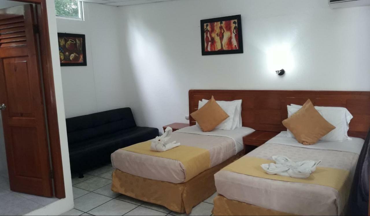 Hotel Dejavu Puerto Ayora  Buitenkant foto